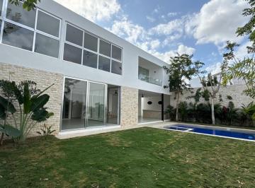 Casa · 659m² · 4 Recámaras · 4 Estacionamientos · Venta de Casa en El Origen Residencial Xcanatun Merida Yucatan