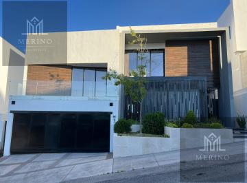 Casa · 680m² · 4 Recámaras · 3 Estacionamientos · Casa en Venta en Bosques de San Francisco