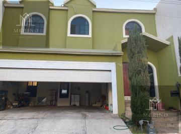 Casa · 233m² · 3 Recámaras · 2 Estacionamientos · Casa en Casa en Venta en Lomas Universidad