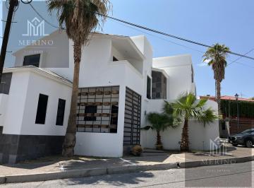 Casa · 215m² · 3 Recámaras · 2 Estacionamientos · Casa en Venta en Fraccionamiento Campanario