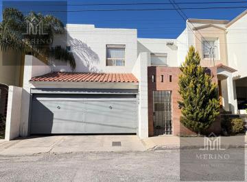 Casa · 218m² · 3 Recámaras · 2 Estacionamientos · Casa en Venta en Lomas Universidad