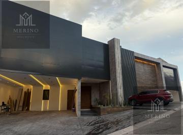 Casa · 797m² · Casa en Venta con Recamaras en Planta Baja en Dominion