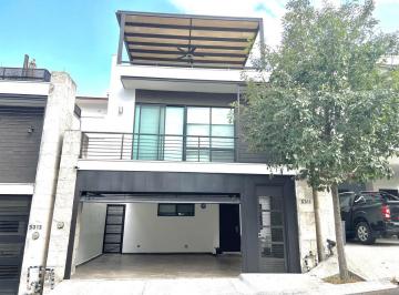 Casa · 253m² · 4 Recámaras · 2 Estacionamientos · Residencia en Fraccionamiento Privado en Cumbres 4