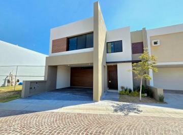 Casa · 327m² · 4 Recámaras · 2 Estacionamientos · Casa en Venta, en Juriquilla, Queretaro