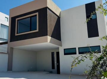 Casa · 230m² · 3 Recámaras · Casa en Venta en Lomas Punta del Este Jardin Amplio