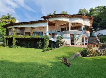 Casa de 3 habitaciones, Valle de Bravo · Casa con Jardin en El Centro de Valle