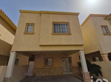 Casa · 230m² · 3 Recámaras · 2 Estacionamientos · Se Renta Residencia Fracc. Privado Equipada Zona Misiones