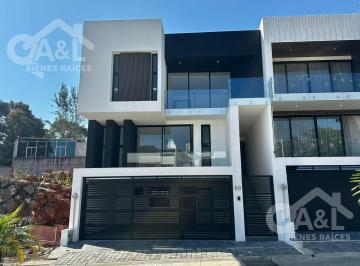 Casa · 327m² · 3 Recámaras · 2 Estacionamientos · Moderna Casa en Venta en Fraccionamiento Paseo Real
