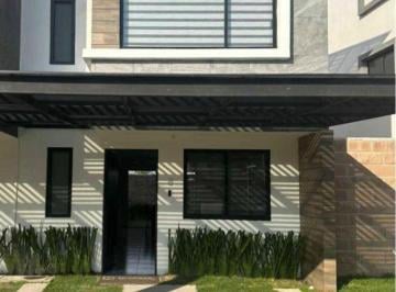 Casa de 3 habitaciones, Ocoyucan · Casa en Venta de 4 Recámaras y Jardin en Lomas de Angelópolis