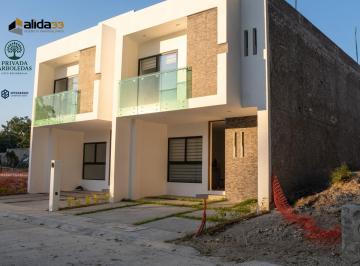 Casa · 2 Estacionamientos · Casas en Venta