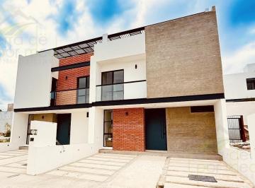Casa · 220m² · 5 Recámaras · 2 Estacionamientos · Casa de Autor en Zakia: Roof Garden y Posibilidad a 5 Recámaras