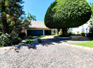 Casa de 5 habitaciones, Zapopan · Casa en Venta Valle Real con Alberca y Mucho Jardín