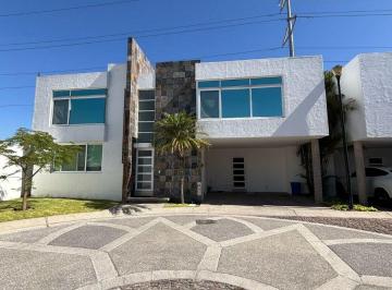 Casa en condominio de 4 habitaciones, Zapopan · Exclusiva Casa en Venta Dentro de Coto Villa de Asis