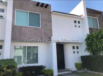 Casa en Venta de 3 habitaciones Juriquilla · Juriquilla Santa Fe, Casa en Venta - Casa de 3 Recamaras, Amenidades y Jardines con Lago Artificial.