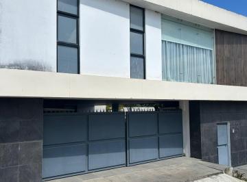 Casa · 680m² · 5 Recámaras · 1 Estacionamiento · Renta Casa Amplia con Alberca en El Lencero