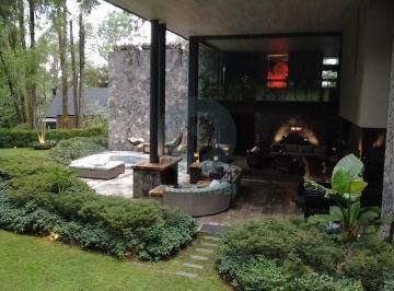 Casa · 750m² · 4 Estacionamientos · Lujo y Confort en Rancho Avándaro en El Campo de Golf