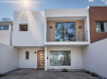 Casa de 3 habitaciones, El Marqués · Casa en Venta en El Mirador, 3 Recámaras, 2.5 Baños, 2 Autos, Hermosa Calle