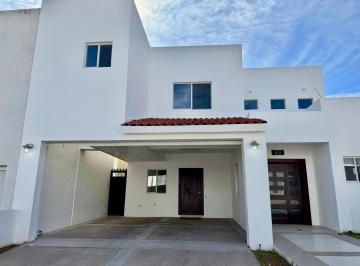 Casa · 324m² · 4 Recámaras · 2 Estacionamientos · Se Vende Casa en Valle Escondido con Recámara en Planta Baja