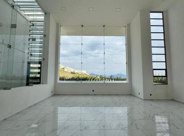 Casa · 590m² · 3 Recámaras · 3 Estacionamientos · Casa en Vila Porta con Excelente Vista y Espacios