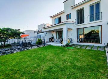 Casa de 5 habitaciones, Querétaro · Real de Juriquilla, Venta. Casa con Sala de Tv, Family Room, Cuarto de Servicio, 5 Recámaras