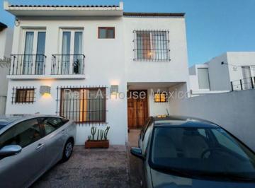 Casa de 5 habitaciones, Querétaro · Real de Juriquilla, Venta. Casa con Sala de Tv, Family Room, Cuarto de Servicio, 5 Recámaras