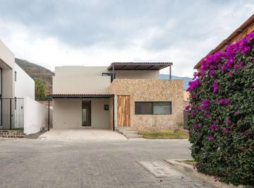 Casa en condominio · 259m² · 3 Recámaras · 2 Estacionamientos · Casa de 3 Habitaciones, Recámara Principal en Pb, a 3 Minutos de pancho'S en West Ajijic