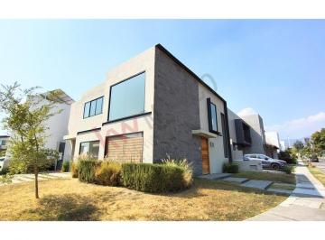 N/A · Casa en Venta en Arbolada Bosques de Santa Anita!