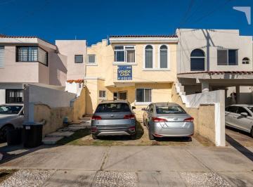 Casa · 171m² · 4 Recámaras · 2 Estacionamientos · Casa Dentro de Coto a Unos Minutos de Plaza Galerías, Ven a Conocerla Porque Va a Volar!