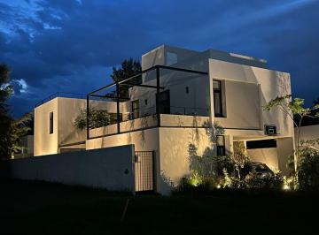 Casa de 4 habitaciones, Zapopan · Arauca 2 - Reestrena Residencia con Excelente Iluminación y Diseño