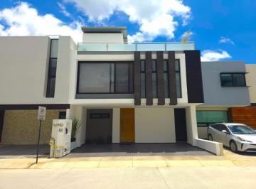 Casa · 348m² · 3 Recámaras · 3 Estacionamientos · Casa en Venta en Altos Juriquilla