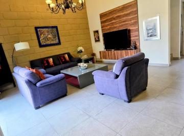 Casa · 240m² · 4 Recámaras · 3 Estacionamientos · Amplia Casa Amueblada en Frailes Antigua Residencial