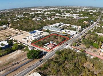 Terreno / Lote · Terreno Comercial en Venta Sobre Av Principal en Esquina en Dzityá/américas
