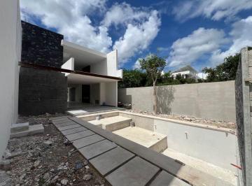 Casa · 450m² · 4 Recámaras · 3 Estacionamientos · Casa en Venta en Privada Nortemerida de 4 Habitaciones con Alberca, Junio 2025