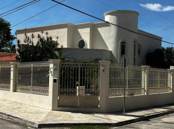 Casa · 600m² · 3 Recámaras · 3 Estacionamientos · Casa en Venta en Esquina Ubicada en Benito Juarez Norte, Merida.