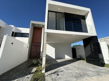 Casa · 245m² · 3 Recámaras · 2 Estacionamientos · Casa en Venta en Privada Zendera Merida, Residencial con Amenidades.