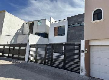 Casa · 212m² · 4 Recámaras · 2 Estacionamientos · Casa en Venta en Milenio III, Querétaro