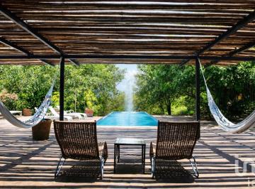 Casa · 1040m² · 8 Recámaras · 7 Estacionamientos · Casa en Colonia Alejandra, Cocoyoc, Yautepec con 3 Departamentos de Huespedes