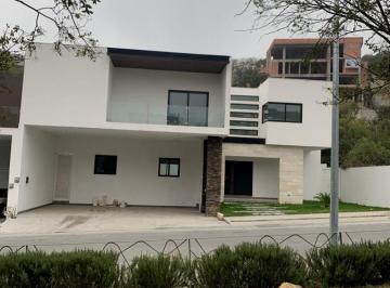 Casa · 560m² · 4 Recámaras · 3 Estacionamientos · Venta de Casa en Sierra Alta 9no Sector.