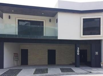 Casa · 461m² · 3 Recámaras · 3 Estacionamientos · Casa en Venta en Escorial Col. Vista Real Zona Valle Oriente.