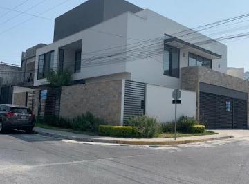 Casa · 422m² · 3 Recámaras · 3 Estacionamientos · Venta de Casa a Estrenar en Santa Engracia, San Pedro