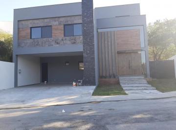 Casa · 550m² · 3 Recámaras · 4 Estacionamientos · Venta de Casa en Sierra Alta 9o Sector Estrena
