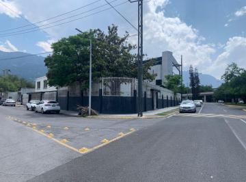 Casa · 1027m² · 4 Recámaras · 6 Estacionamientos · Venta de Casa en Esquina de Av Fuentes del Valle