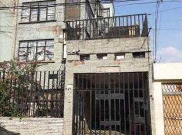 Casa de 4 habitaciones, Gustavo A. Madero · Casa - Terreno en Lindavista $6.6 m 3 Pisos 3 Rec X Nivel
