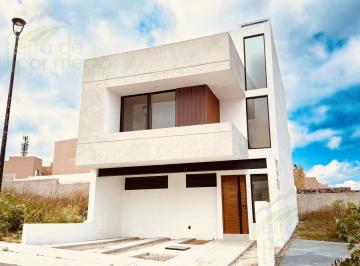 Casa · 220m² · 5 Recámaras · 2 Estacionamientos · Casa de Autor en Zibata: Roof Garden y Posibilidad a 4 Recámaras