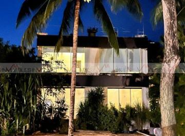 Casa · 340m² · 4 Recámaras · 4 Estacionamientos · Casa en Venta en Playa Car