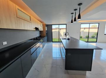 Casa · 352m² · 4 Recámaras · 2 Estacionamientos · Venta Preciosa Residencia en Parque Santiago, Lomas de Angelopolis Puebla
