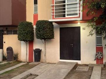 Vista Frontal · Casa de 3 Recamaras, 2.5 Banos, Estacionamiento Para 2 Caros