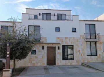 Casa · 214m² · 4 Recámaras · 3 Estacionamientos · Casa en Residencial El Refugio