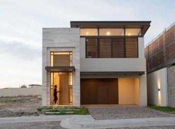 Casa · 340m² · 3 Recámaras · 3 Estacionamientos · Casa en Venta en La Valenciana León Guanajuato