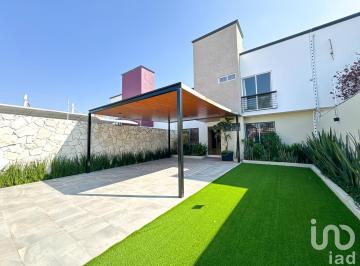Casa · 395m² · 4 Recámaras · 4 Estacionamientos · Se Vende Casa con Alberca Estilo Merida, San Juan del Rio, Queretaro